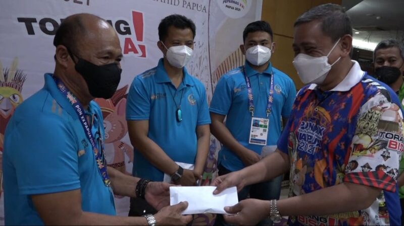 Bupati Wajo H. Amran Mahmud didampingi Kepala Dinas Pemuda Olahraga dan Pariwisata, Dahniar Gaffar dan Ketua Komite Olah Raga Nasional Indonesia (KONI) Kabupaten Wajo, Sayuti Mahmud menyerahkan tambahan biaya operasional kepada atet asal Wajo yang akan berlaga di PON Papua.