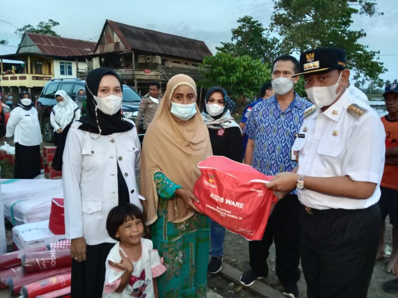 Bupati Wajo, Amran Mahmud mengunjungi dan menyerahkan bantuan kepada korban angin kencang Rabu (27/10/2021).