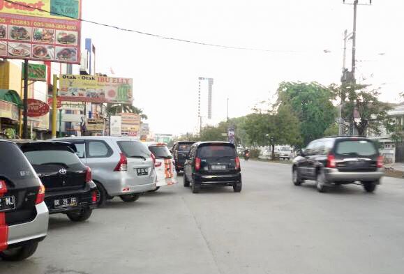 Kawasan Jalan Boulevard Makassar yang ramai dengan parkiran di pinggir jalan yang nantinya akan diberlakukan parkir e-Money.