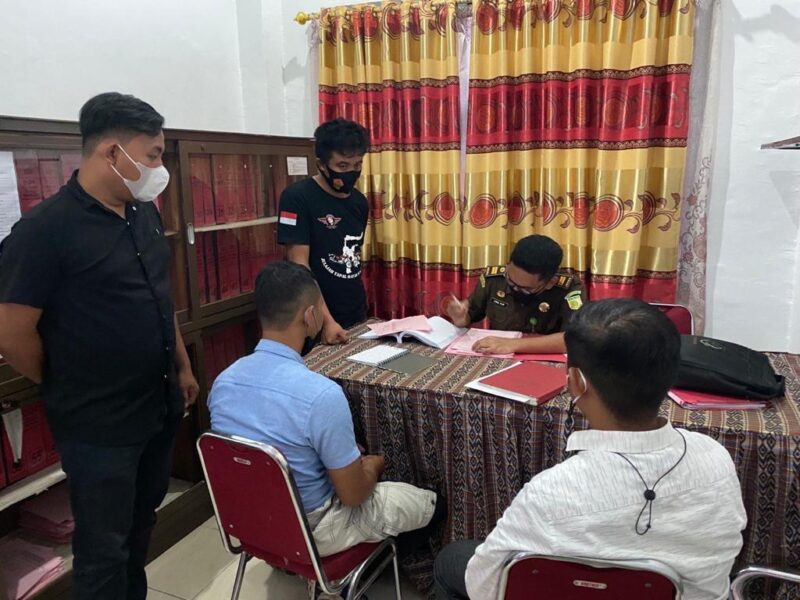 Berkas kasus dugaan pemerasan yang dilakukan LSM terhadap Kepala Desa rampung. Polres Wajo sudah melimpahkan ke Kejaksaan Negeri Wajo, Selasa (19/10/2021).