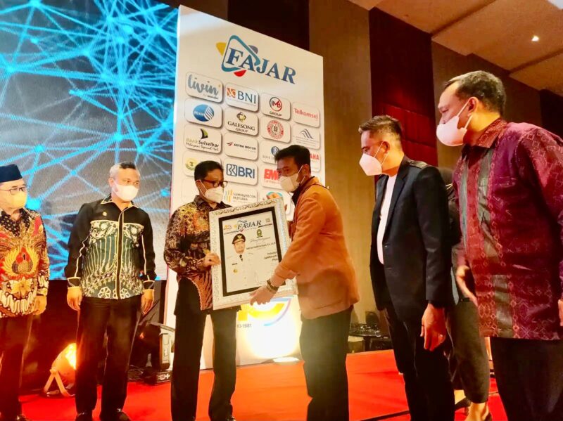 Menteri Pertanian (Mentan) Republik Indonesia, Syahrul Yasin Limpo menyerahkan penghargaan kepada Bupati ASA yang  diterima Sekretaris daerah (Sekda) Sinjai, Drs Akbar didampingi Kadis Kominfo dan Persandian Sinjai, Tamzil Binawan.