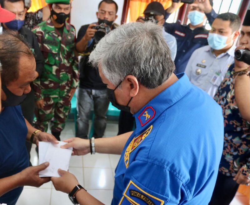Bupati Pinrang serahkan bantuan uang tunai kepada  warga terdampak angin Puting Beliung