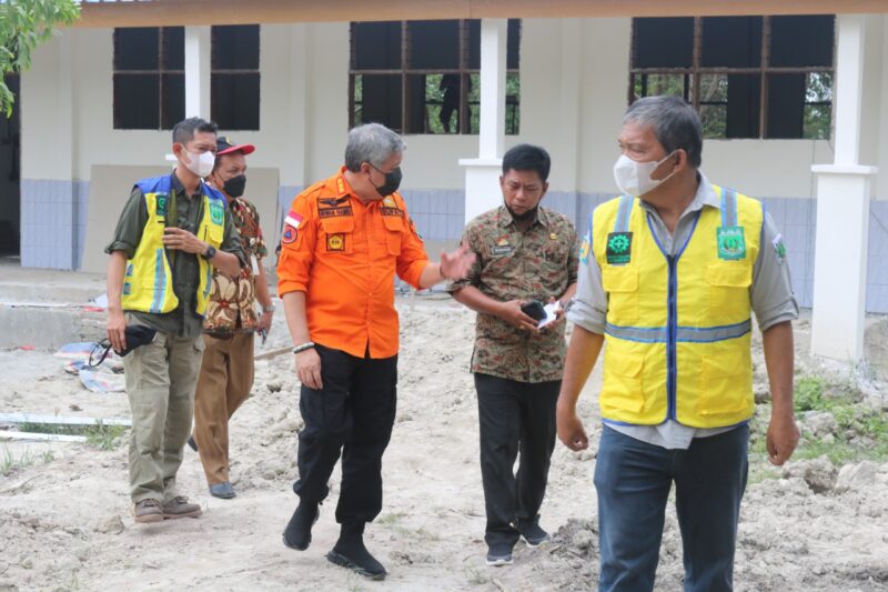 Bupati Pinrang di dampingi Sekretaris Dinas P dan K tinjau proyek Fisik.