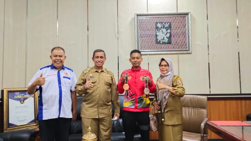 Bupati Wajo, Amran Mahmud menerima kunjungan Wawan, atlit asal Kabupaten Wajo yang tergabung dalam kontingen Sulawesi Selatan yang berlaga di PON XX Papua baru-baru ini, Selasa (19/10/2021) di ruang kerja Bupati Wajo.