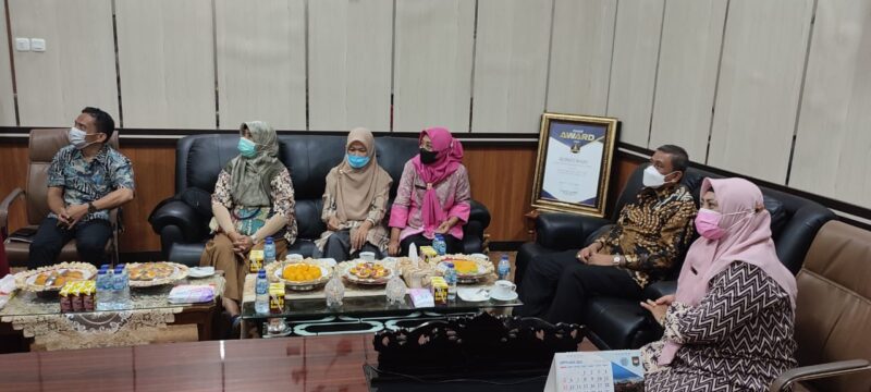 Bupati Wajo, Amran Mahmud, mengikuti prosesi penyerahan penghargaan yang digelar secara virtual sekaligus dirangkaikan peringatan Hari Cuci Tangan Pakai Sabun (HCTPS) Sedunia di ruang kerja Bupati Wajo, Jumat (15/10/2021).