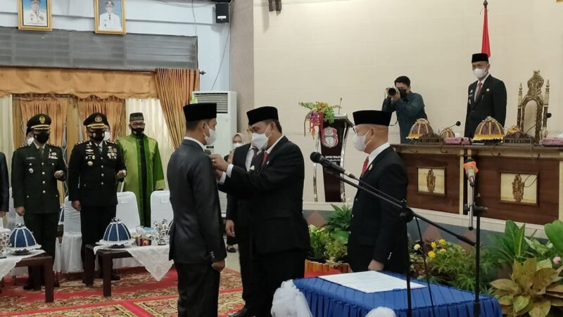 Bupati Wajo H. Amran Mahmud didampingi Ketua DPRD Wajo H. Andi Alauddin Palaguna menyematkan pink emas DPRD Wajo kepada Juniwan Akbar Jasman