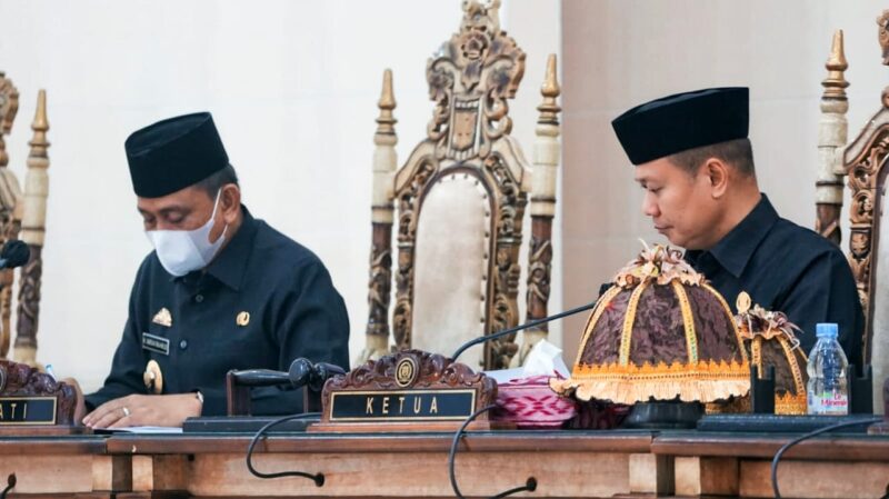 Ketua DPRD Wajo HA Alauddin Palaguna dan Bupati Wajo H. Amran Mahmud pada Rapat Paripurna Pembicaraan Tingkat II DPRD Kab. Wajo sebagai Rapat Paripurna XVII, Masa Persidangan I, Tahun Sidang 2021/2022