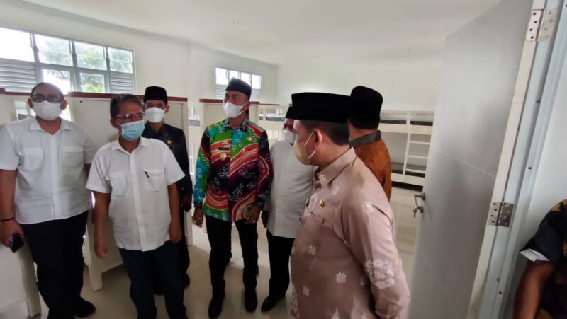 Bupati Wajo H. Amran Mahmud didampingi Wakil Bupati Wajo H. Amran SE meninjau asrama asrama rumah susun untuk santri Pondok Pesantren Daarul Mu’minin As’adiyah di Kelurahan Doping, Kecamatan Penrang, Kabupaten Wajo, Sulawesi Selatan, Kamis (7/10/2021)