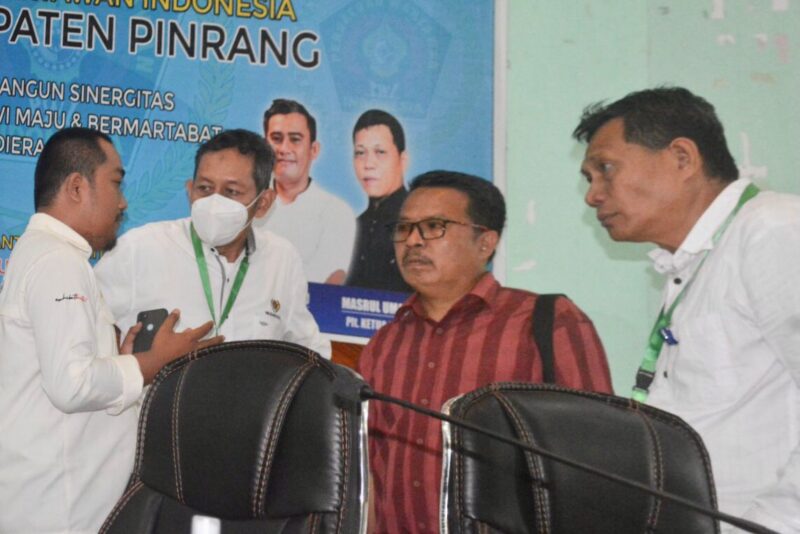 Wakil ketua PWI Sulsel, Manaf Rachman selaku tim formatur yang didampingi Ketua Seksi Organisasi PWI, Marno Pawessai  melakukan  pertemuan pasca pemilihan ketua PWI Pinrang untuk mempersiapkan struktur pengurus baru.