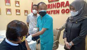 salah seorang simpatisan partai Gerindra mendapat suntikan vaksin di sekretariat Gerindra Kabupaten Gowa, Sulsel.