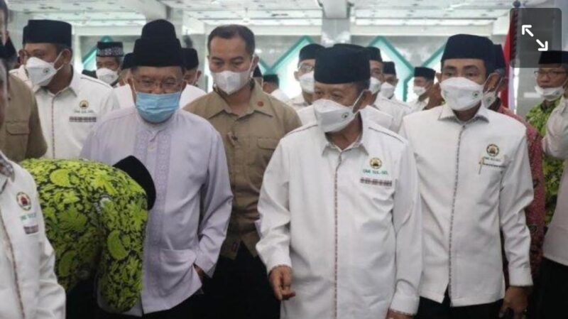Ketua Pimpinan Pusat DMI, Jusuf Kalla bersama Ketua Pimpinan Wilayah DMI Sulsel, Mayjen (Purn) TNI, Amin Syam