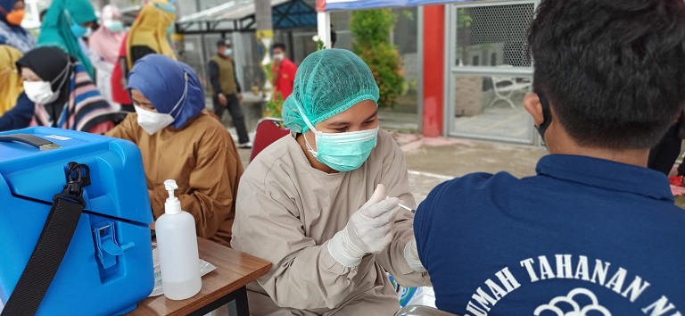 Vaksinasi bagi warga binaan lapas dilaksanakan dalam upaya menciptakan herd immunity. -- humas--