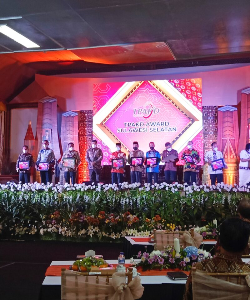 Wakil Bupati Wajo, Amran SE menerima Penghargaan TPAKD Terbaik dari Otoritas Jasa Keuangan pada kegiatan Bulan Inklusi Keuangan Sulawesi Selatan dan Sulawesi Barat (BIK Sulselbar) 2021 di Hotel Misiliana Toraja, Kabupaten Toraja Utara, Senin 4 Oktober 2021.