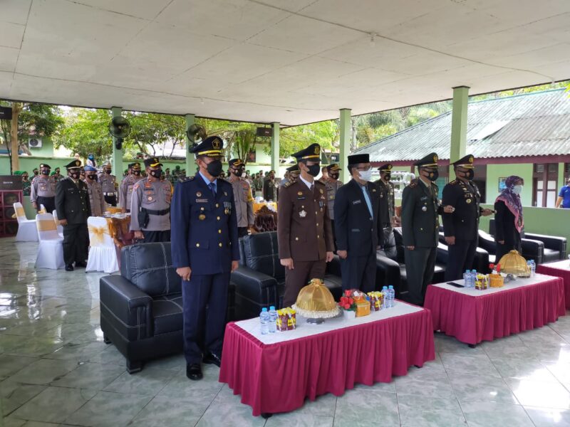 Pj Sekretaris Daerah Wajo, Andi Ismirar Sentosa, yang mewakili Bupati Wajo pada peringatan HUT TNI di Makodim 1406 Wajo