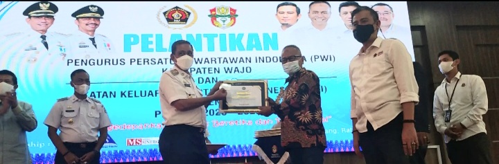 Ketua PWI Sulsel Atal S Depari menyerahkan Penghargaan kepada Bupati Wajo H. Amran Mahmud
