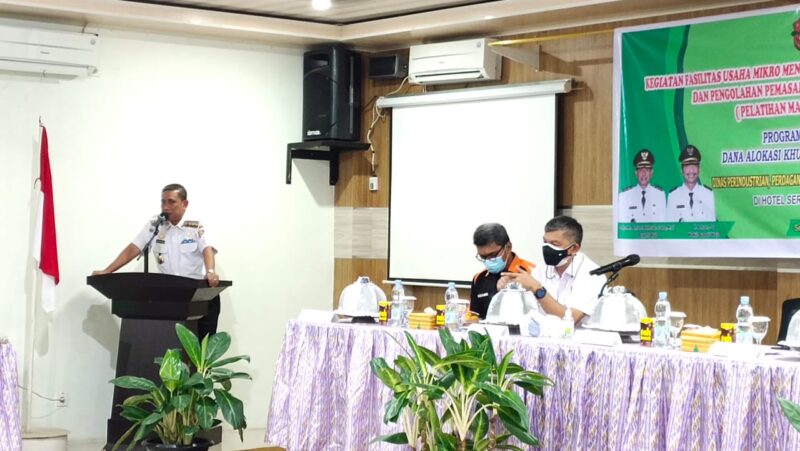 Bupati Wajo, Amran Mahmud, menghadiri pembukaan pelatihan manajemen kewirausahaan yang digelar Dinas Perindustrian, Perdagangan, Koperasi, Usaha Kecil dan Menengah (Perindagkop UKM) Kabupaten Wajo di Hotel Sermani, Rabu 13 Oktober 2021.