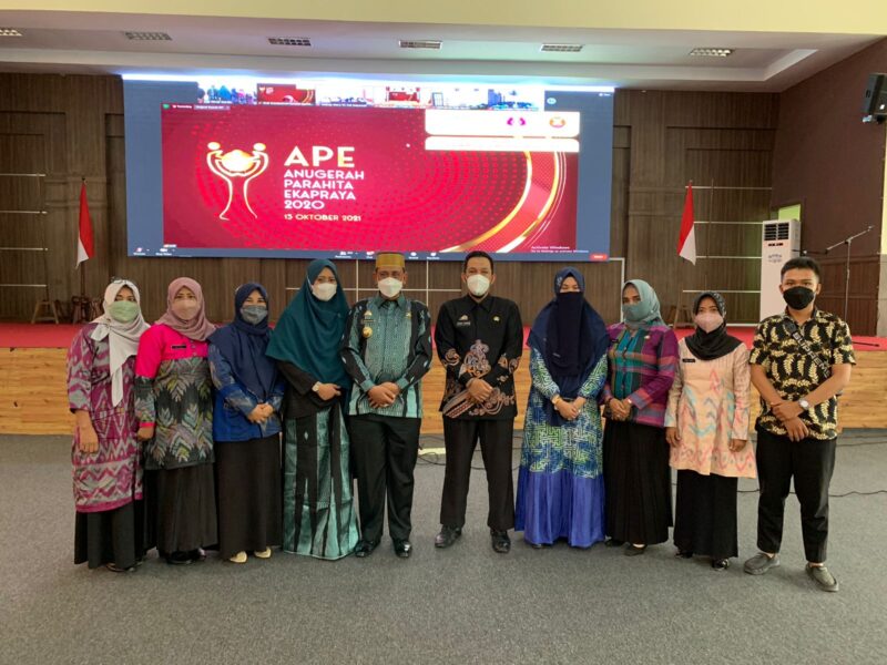 Bupati Wajo, Amran Mahmud, bersama Ketua TP PKK Kabupaten Wajo, Sitti Maryam, menghadiri puncak acara penganugerahan penghargaan Anugerah Parahita Ekapraya (APE) 2020.