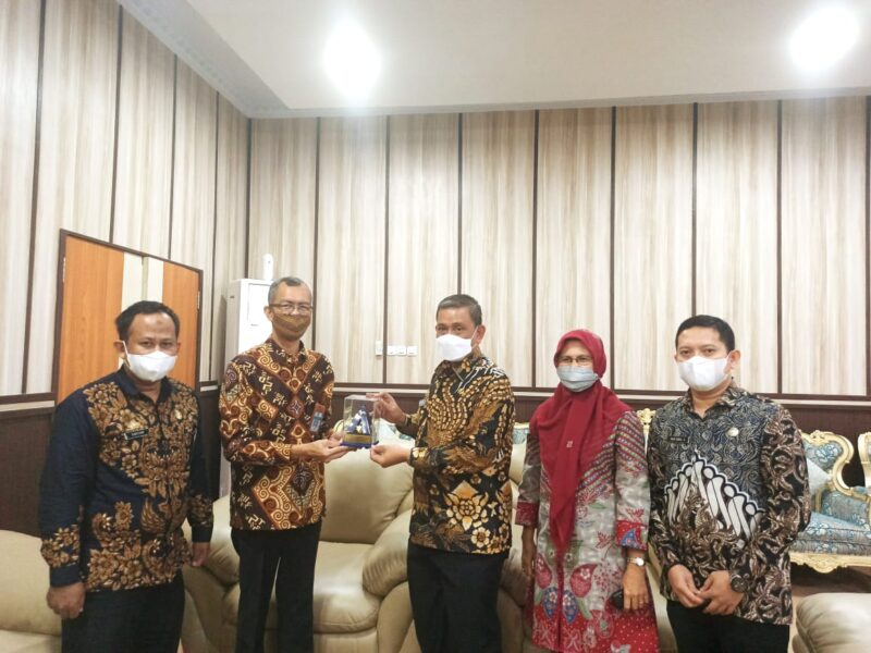 Bupati Wajo, Amran Mahmud, menerima piagam penghargaan predikat opini WTP yang diserahkan langsung Kepala Kantor Pelayanan Perbendaharaan Negara (KPPN) Watampone, Rintok Juhirman, di ruang kerja Bupati Wajo, Jumat (15/10/2021).
