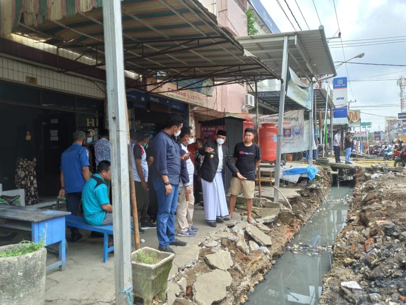 Bupati Wajo H. Amran Mahmud memantau pelaksanaan pembersihan saluran drainase di kompleks pasar sentral Sengkang, Jum'at 22 Oktober 2021
