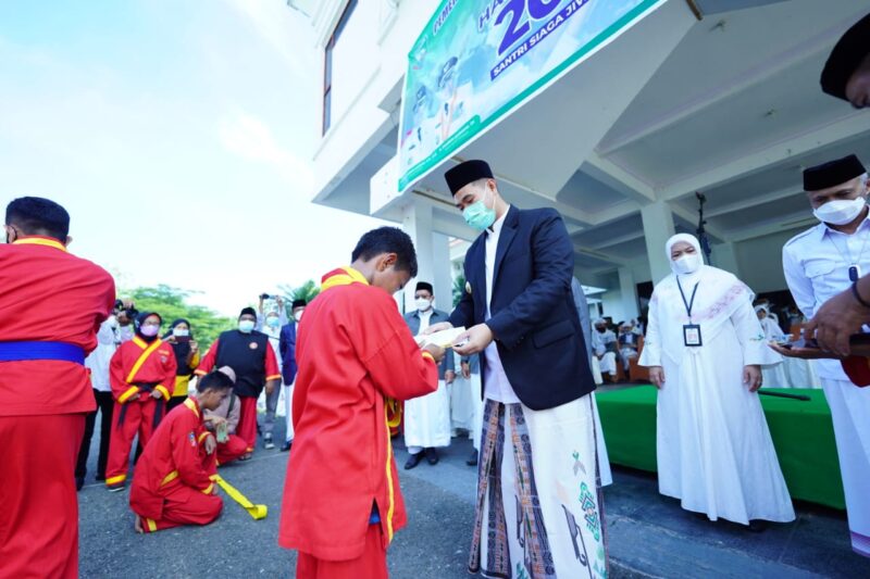 Bupati Pangkep, Muh.Yusran Lalogau, SPi, MSi menjadi pembina upacara peringatan Hari Santri Nasional.