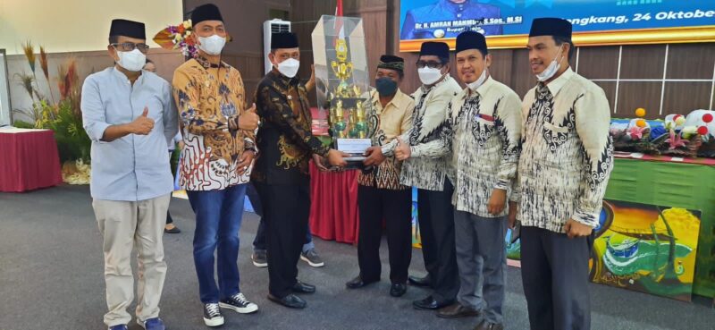 Bupati Wajo H. Amran Mahmud menyerahkan piala kepada Kecamatan Tanasitolo sebagai juara umum dalam MTQ tingkat Kabupaten Wajo
