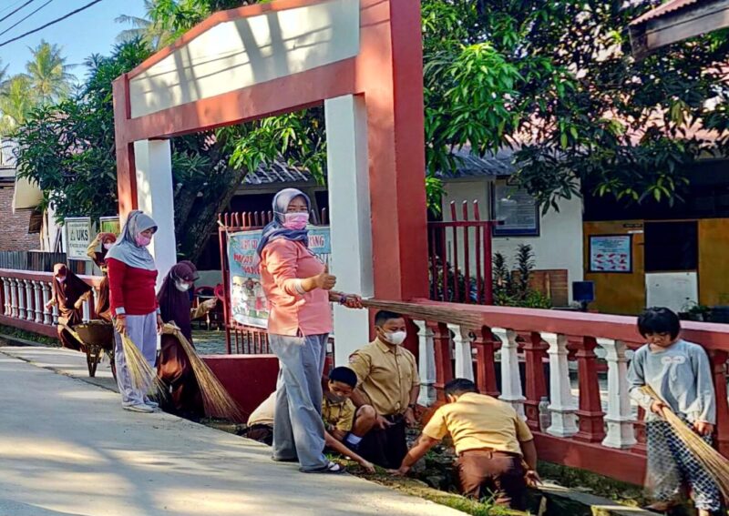 Gerakan Jumat bersih UPT SDN 240 di pimpin kepala sekolah