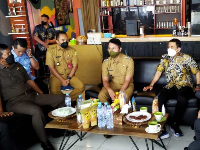 Bupati Sinjai Andi Seto Asapa saat kunjungan kerja anggota DPR RI dari Komisi XI  Ir H Kamrussamad di Bumi Panrita Kitta’ sebutan daerah Kabupaten Sinjai, di salah satu Cafe, Selasa (12/10/2021)