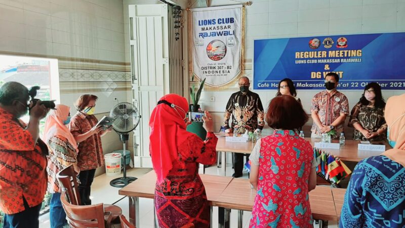 District Governor (Gubernur Distrik) Lions Club International District  307-B2 Region 5 Indonesia, Erick Suprapto berkesempatan berkunjung dan bersilaturahmi dengan para member Lions Club Makassar Rajawali (LCMR), Jumat (22/10/2021) di lantai 2 Cafe Haihong, Jln Pelita Raya, Makassar.