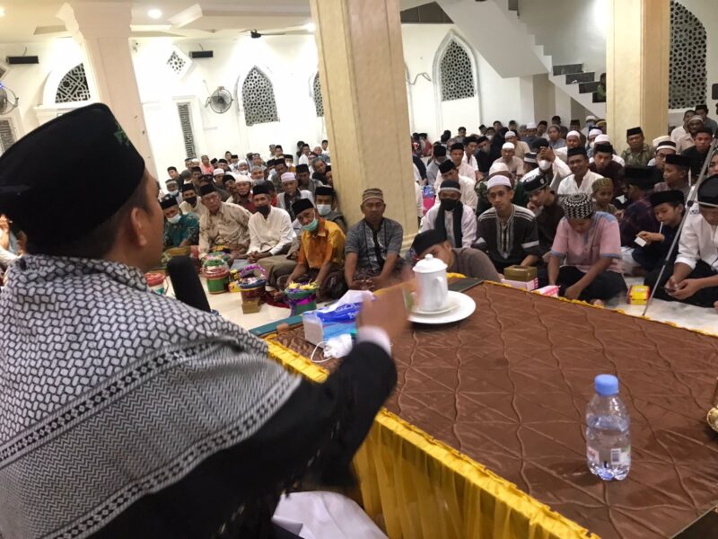 Ratusan masyarakat hadiri maulid Nabi Muhammad SAW di Masjid Jami’atul Khaeriyah Siwa Kabupaten Wajo Propinsi Sulawesi Selatan, Kamis 28 Oktober 2021 malam.