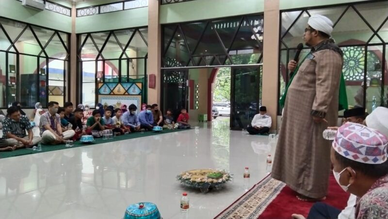 Suasana dalam Masjid Nurul Jamiel ketika Haji Habib Husein Ahmad MA berceramah.