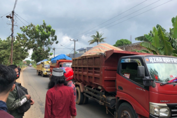 Iring-iringan truk pengangkut material proyek rel kereta api yang meresahkan warga di Kabupaten Maros.