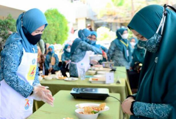 Pelaksana Tugas ( PLT) Ketua Tim Penggerak PKK Provinsi Sulsel, Naoemi Octarina bersinergi dengan PLN untuk mendukung pemerintah untuk galakkan kompor ramah lingkungan