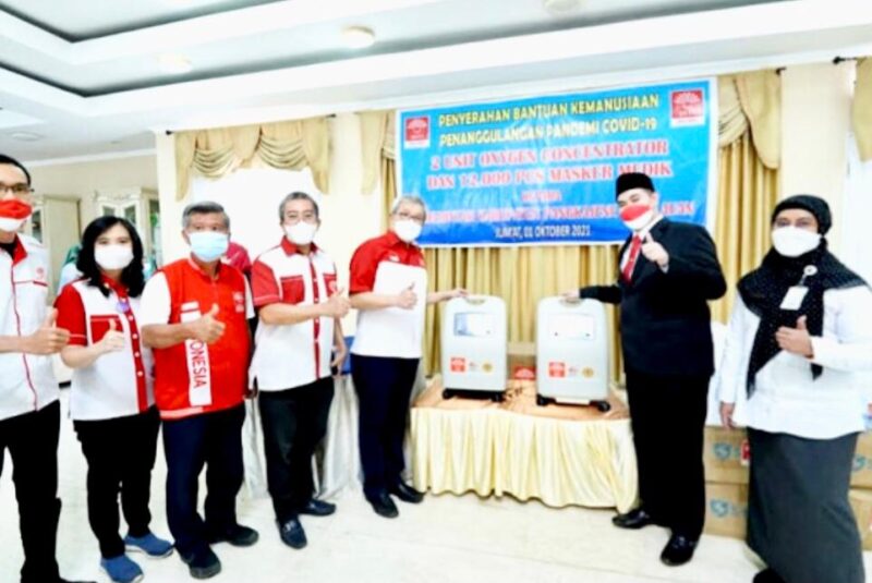 Pengurus Perhimpunan Tionghoa memberikan bantuan APD, oxygen concentrator serta masker kesehatan yang diserahkan langsung ketuanya Peter Gozal kepada Bupati Pangkep Muhammad Yusran Lalogau