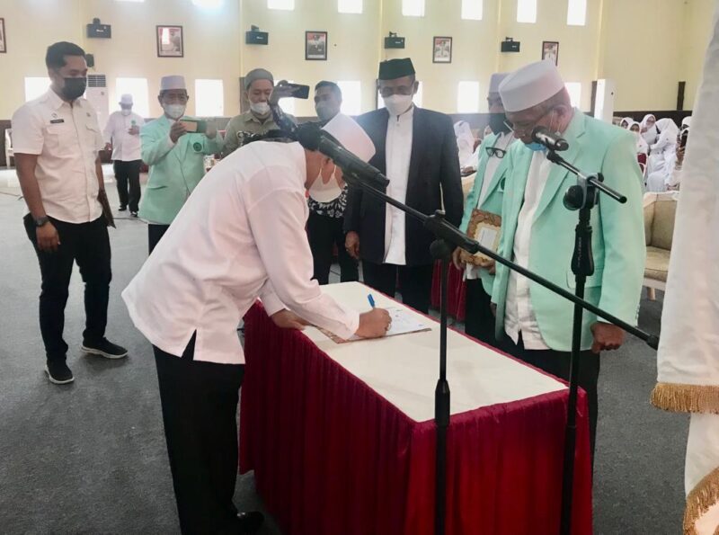 Ketua PD IPHI yang juga BUpati Wajo H. Amran Mahmud menandatangani berita acara pelantikan IPHI Kabupaten Wajo Periode 2021-2026, Rabu 27 Oktober 2021, di Ruang Pola Kantor Bupati Wajo.