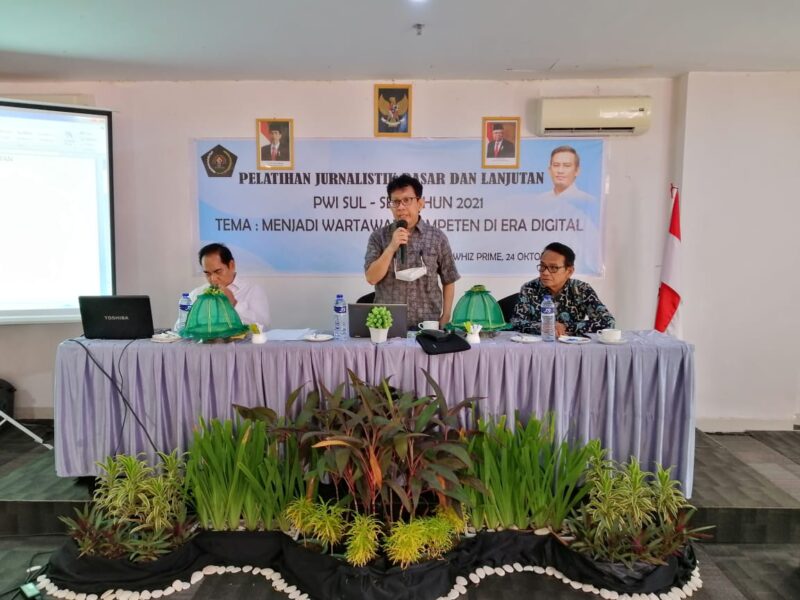 Wakil Ketua Bid. Pendidikan PWI Sulsel Suardi Tahir membuka pelatihan jurnalistik dasar dan lanjutan yang digelar PWI Sulsel