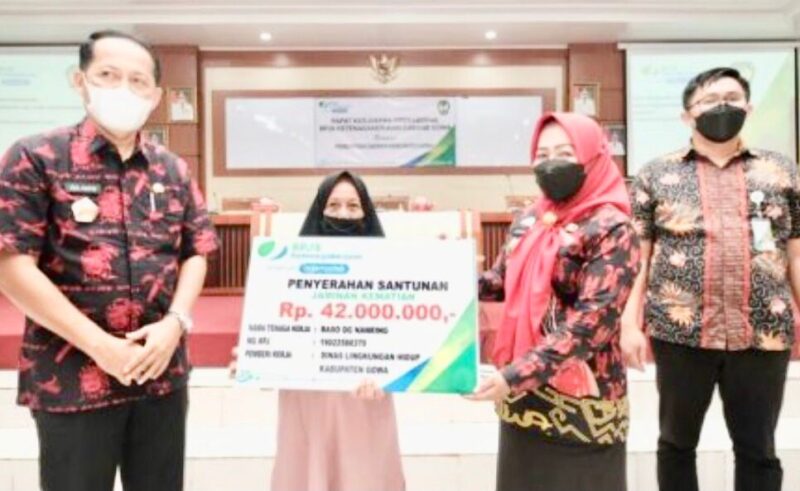 Penyerahan santunan kepada ahli waris almarhum Baso Dg Nanring.