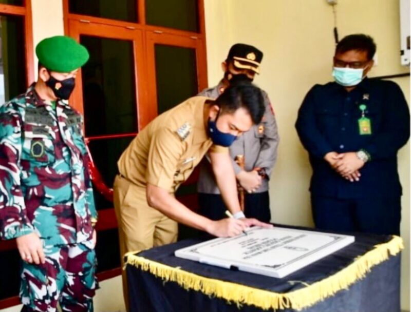 Bupati Sinjai menandatangani prasasti peresmian gedung logistik Polres Sinjai.