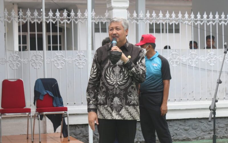 Bupati Pinrang Irwan Hamid membuka Kejuaraan Tenis Beregu Teppo Cup II, di lapangan Pelti 8 Oktober 2021