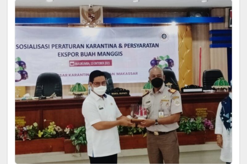 Pemberian cenderamata kepada Kepala Balai Besar Karantina Pertanian Lutfie Natsir.