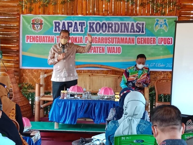 Bupati Wajo H. Amran Mahmud memberikan sambutan dan arahan pada Rakor Penguatan Tim Pokja Pengarusutamaan Gender Kabupaten Wajo yang dilaksanakan di Aula Rumah Makan Wiring Galung, Kamis (07/10/2021)