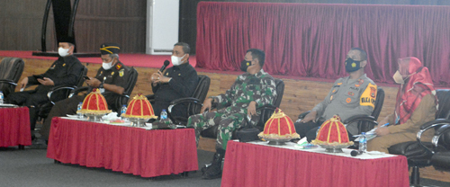 Bupati Wajo H. Amran Mahmud memberikan arahan pada rapat koordinasi (Rakor) dalam rangka percepatan vaksinasi Covid 19 di Ruang Ppla Senin, 25 Oktober 2021