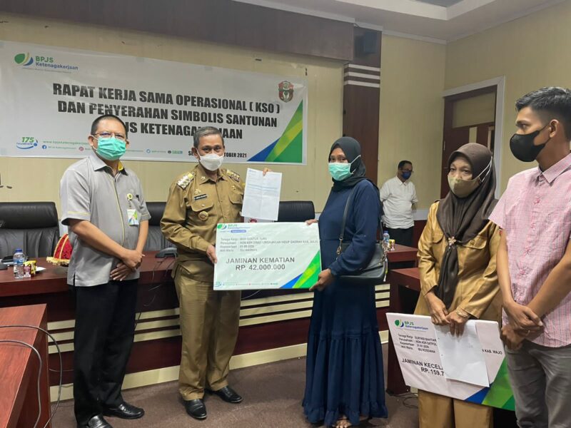 Bupati Wajo H.  Amran Mahmud menyerahkan menyerahkan santunan Jaminan Kecelakaan Kerja (JKK) dan Jaminan Kematian (JKM) dari Badan Penyelenggara Jaminan Sosial (BPJS) Ketenagakerjaan kepada keluarga penerima (ahli waris) di ruang rapat pimpinan Kantor Bupati Wajo, Selasa (19/10/2021).