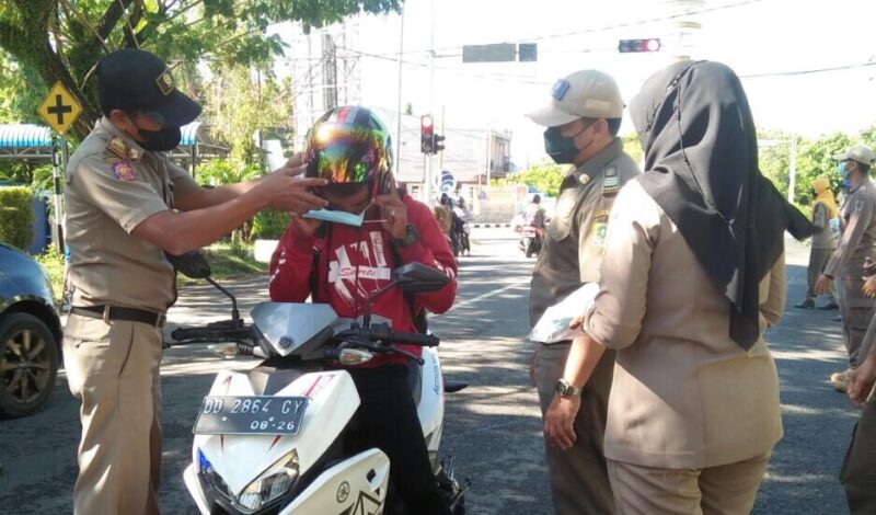 Satuan Tugas (Satgas) Pengendalian dan Penanganan Covid-19 Kabupaten Sinjai melalui Satuan Polisi Pamong Praja kembali turun kejalan untuk membagikan masker kepada pengendara. hal itu sebagai upaya meningkatkan kesadaran masyarakat akan pentingnya disiplin Prokes.
