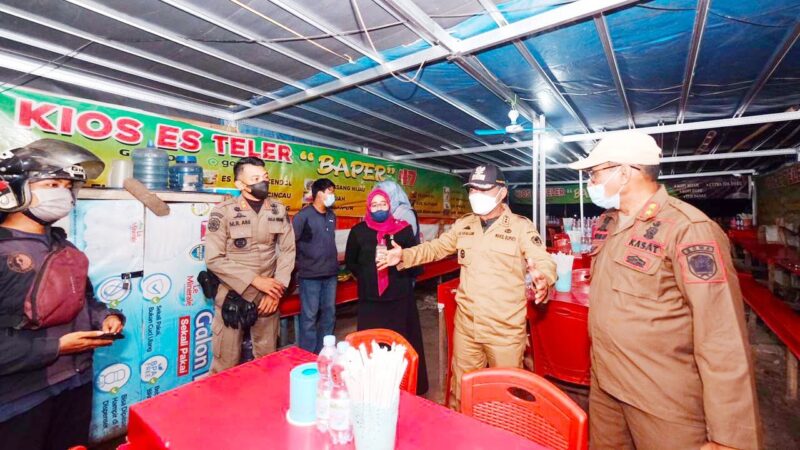 Satpol PP Kabupaten Gowa memberikan edukasi dan sosialisasi terkait protokol kesehatan kepada pemilik warung.
