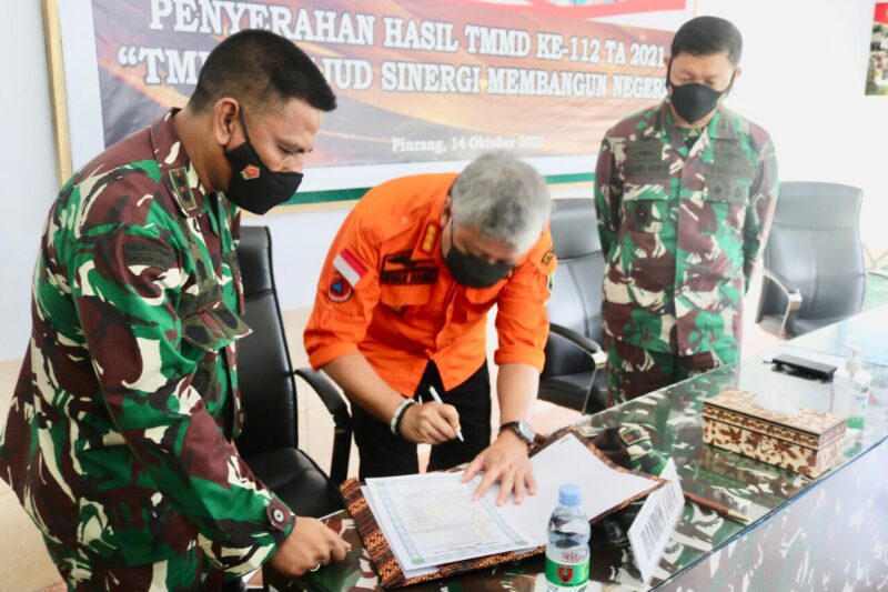 Penandatanganan berita acara penyerahan pekerjaan TMMD Ke 112 oleh Dandim 1404 kepada Bupati Pinrang.