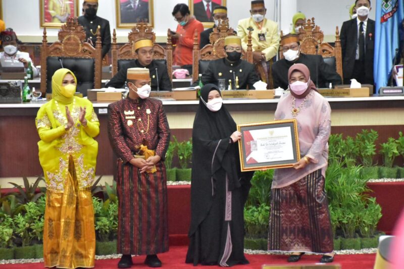 Pelaksana tugas Ketua Tim Penggerak PKK Provinsi Sulawesi selatan Naoemi Octarina serahkan penghargaan kepada ketua tim penggerak PKK Pinrang