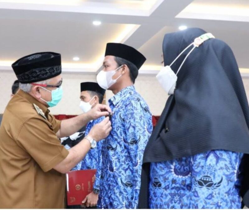 Wakil Bupati Bantaeng H. Sahabuddin menyematkan tanda kehormatan Satya Lencana Karya Satya kepada salah seorang ASN Bantaeng yang menerima penghargaan tersebut