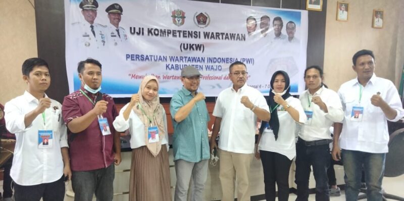 Para Peserta UKW berpose bersama Ketua PWI Wajo H. Rukman Nawawi dan penguji Reva Riana usai penutupan UKW PWI Wajo