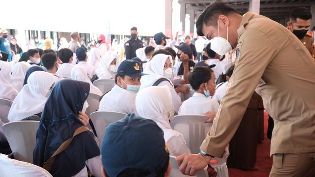 Bupati Gowa, Adnan Purichta Ihsan menyapa  para siswa yang akan melakukan vaksin sebelum sekolah tatap muka.