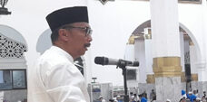Bupati Wajo H. Amran SE saat memberikan sambutan pada Peringatan Maulid Nabi Muhammad SAW yang dilaksanakan oleh Pengurus Pusat Pondok Pesantren As'adiyah Sengkang di Masjid Agung Ummul Quraa Kabupaten Wajo, Sengkang, Jum'at 22 Oktober 2021 malam.